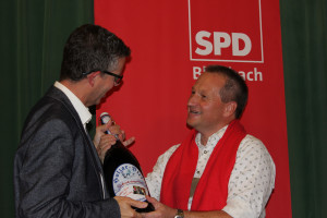 Gerhard Wimmer überreicht das Geschenk vom OV Sonthofen
