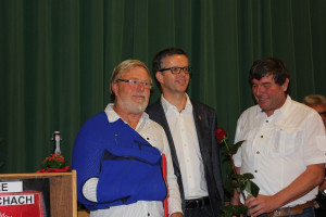 Detlef Lübke wird von seinen Vorstandskollegen für 25 Jahre Mitgliedschaft geehrt